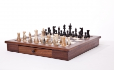 Schachspiel mit Schublade und Figuren aus Horn