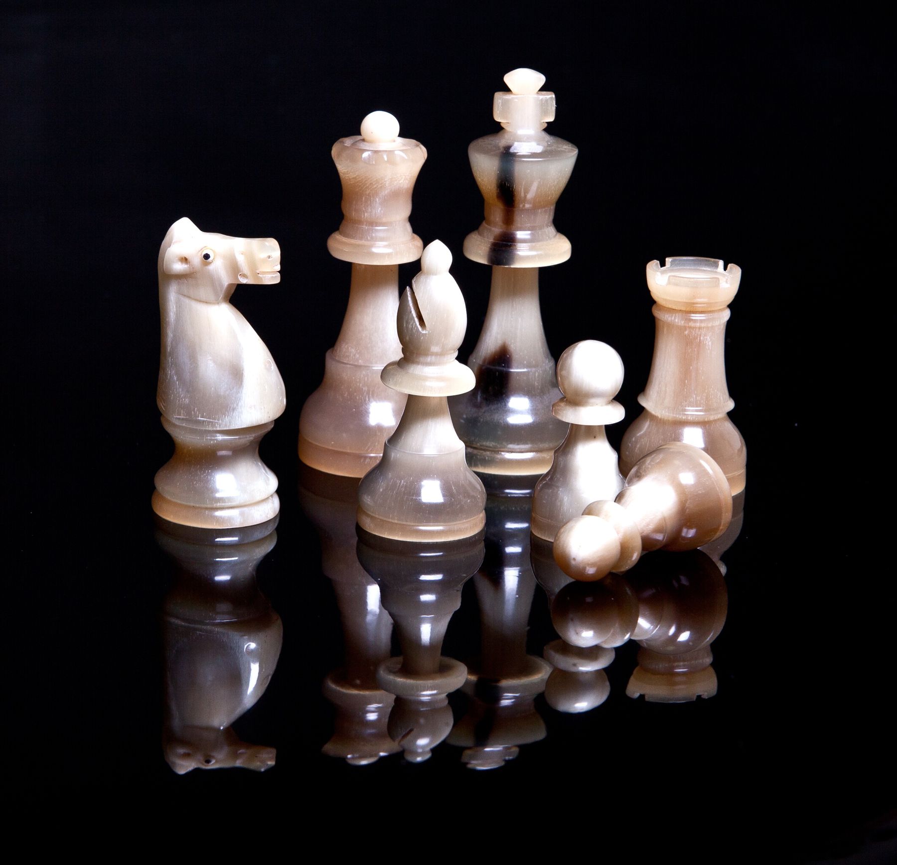 Schachspiel mit Schublade und Figuren aus Horn - 1017 - 3 - 0 - 1